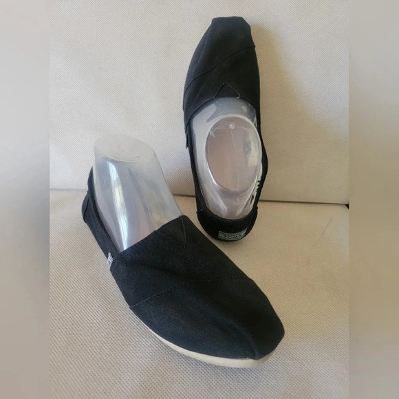 TOMS BLACK SLIP ON‎ FLATS SHOES - (sz 8) - Picture 1 of 5
